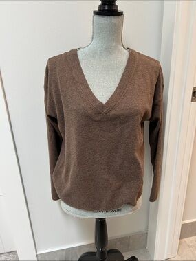 GAP Women's V-Neck Sweater in Chocolate Brown size small